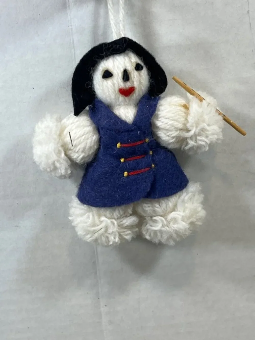 VTG Handmade White Looped Yarn Snowman Christmas Ornament Felt Clothing 4.25